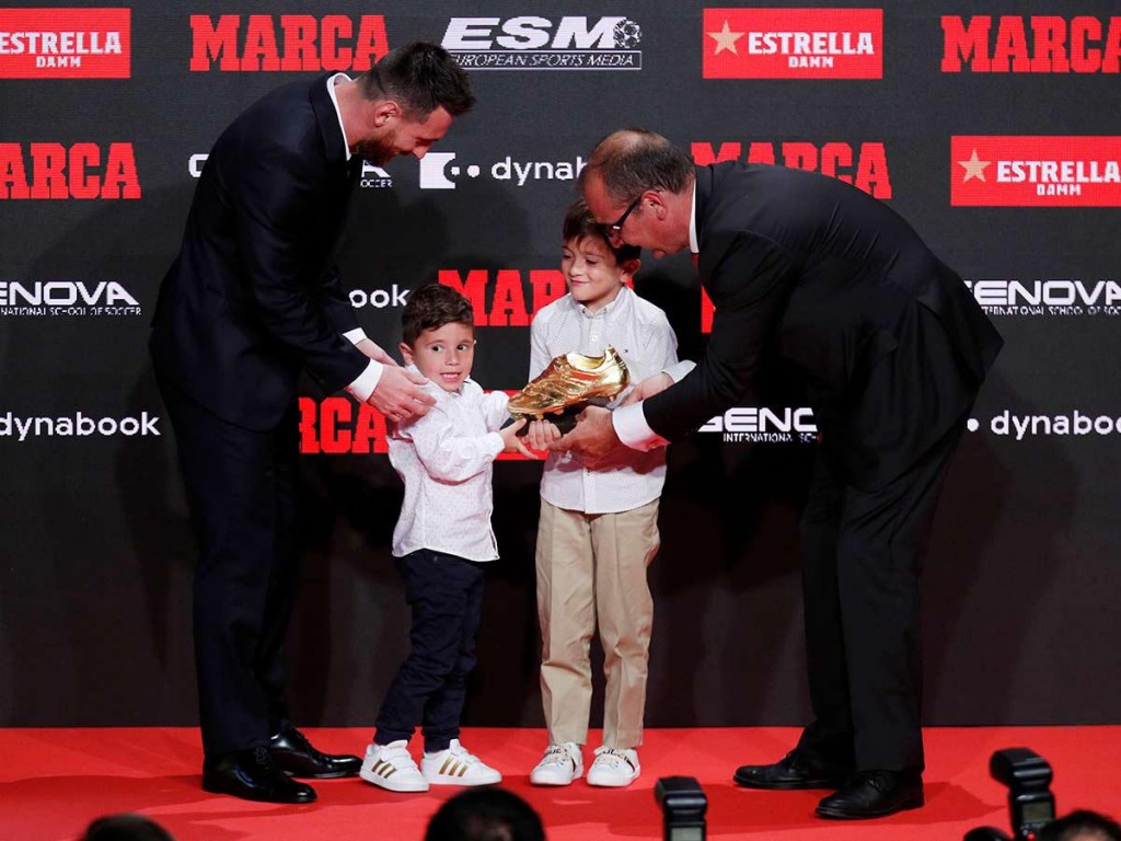 Messi recibe su sexta Bota de Oro a los 15 años de su debut con el Barça