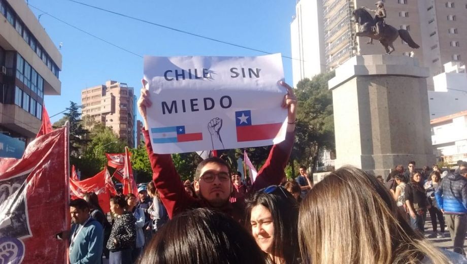 Marcharon en forma pacífica al consulado de Chile en Neuquén