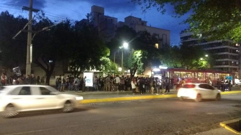 Tensión en la plaza Chile de Mendoza: 9 detenidos tras enfrentarse con la policía