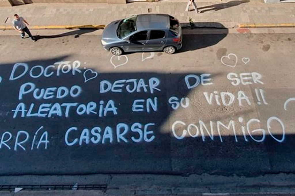 Su novia lo sorprendió con una llamativa propuesta de casamiento pintada con graffiti sobre la calle