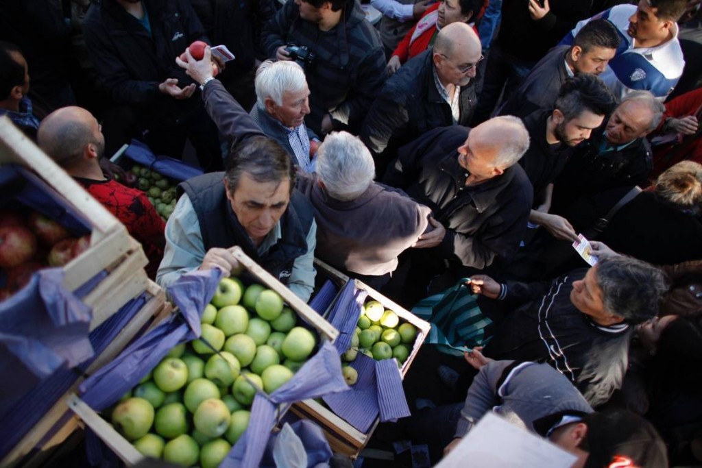 Hambre Cero: reparten manzanas en Cipolletti