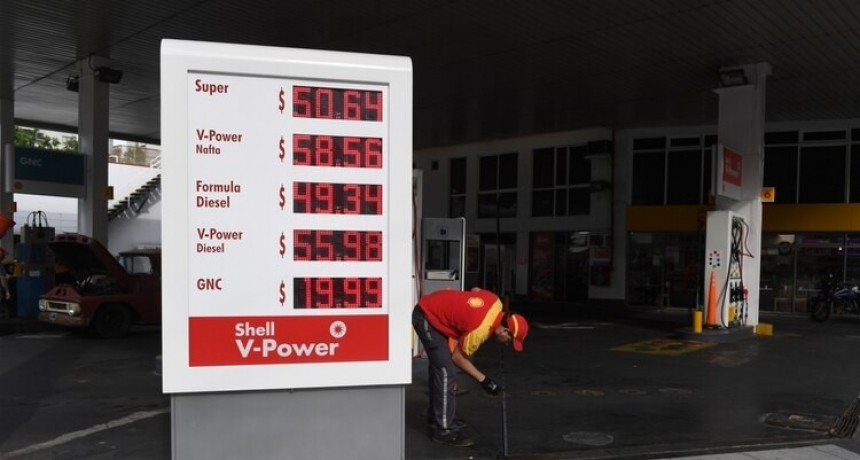 Combustibles: según las petroleras, el atraso en los precios todavía es del 15% y en diciembre habrá nuevos aumentos